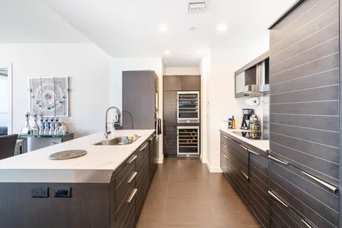 $975,000 | 200 Biscayne Blvd Way, Unit 4812, Miami, FL 33131