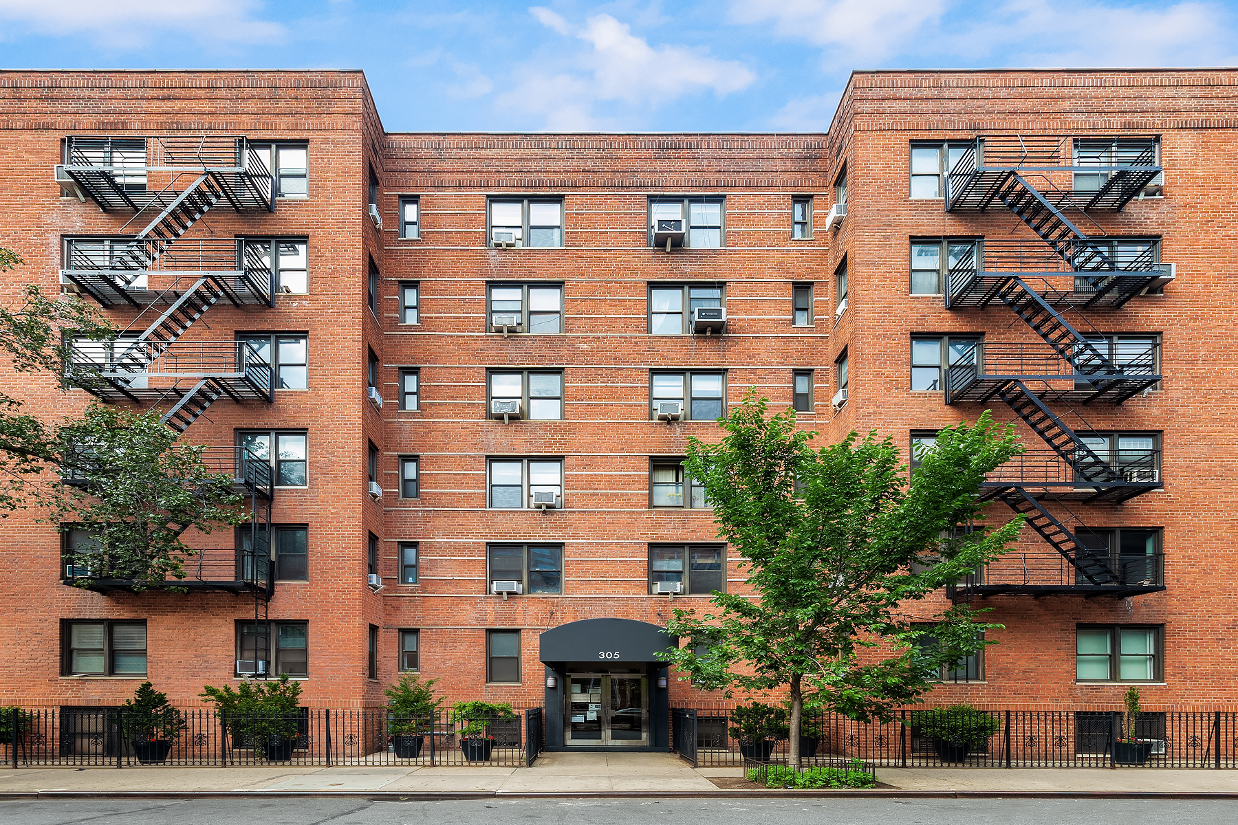 305 West 18th Street, Unit 4C Manhattan, NY 10011 - Photo 6 of 7 a front view of a building