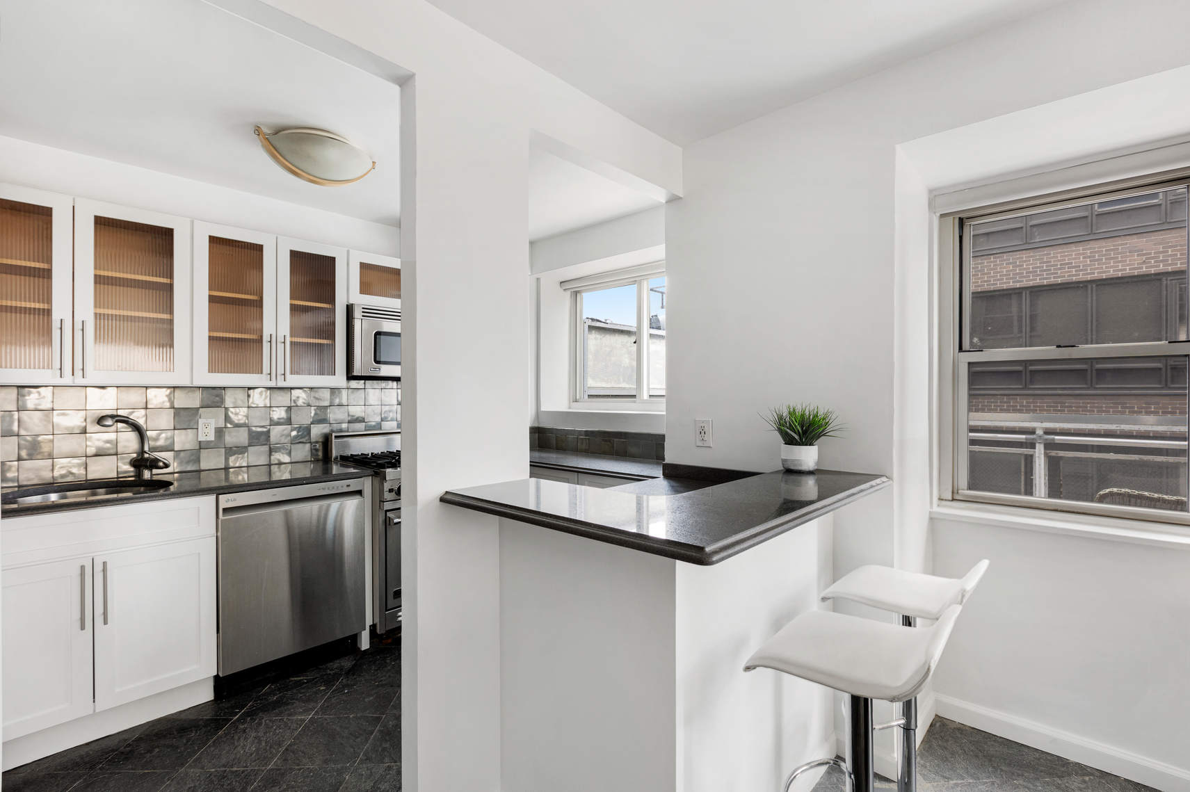 321 East 48th Street, Unit 14B Manhattan, NY 10017 - Photo 4 of 15