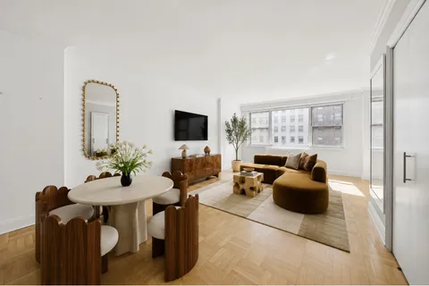 $399,000 | 150 East 61st Street, Unit 8K | Lenox Hill