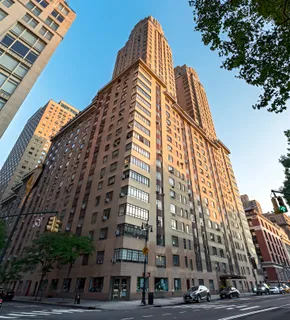 $2,950,000 | 25 Central Park West, Unit 6R | Upper West Side