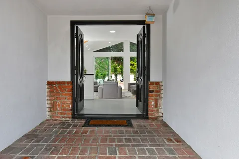 $2,599,000 | 4053 Harclare Lane, Encino, CA 91436