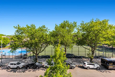 a view of a parking area