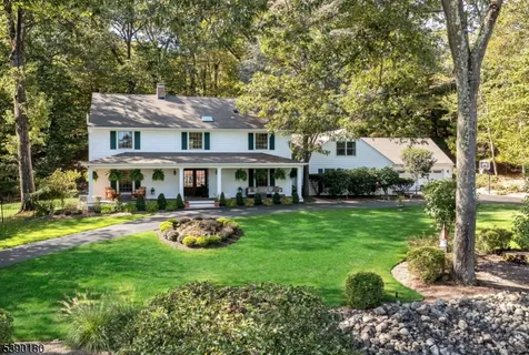 $1,729,000 | 220 Ottowa Lane, Franklin Lakes, NJ 07417