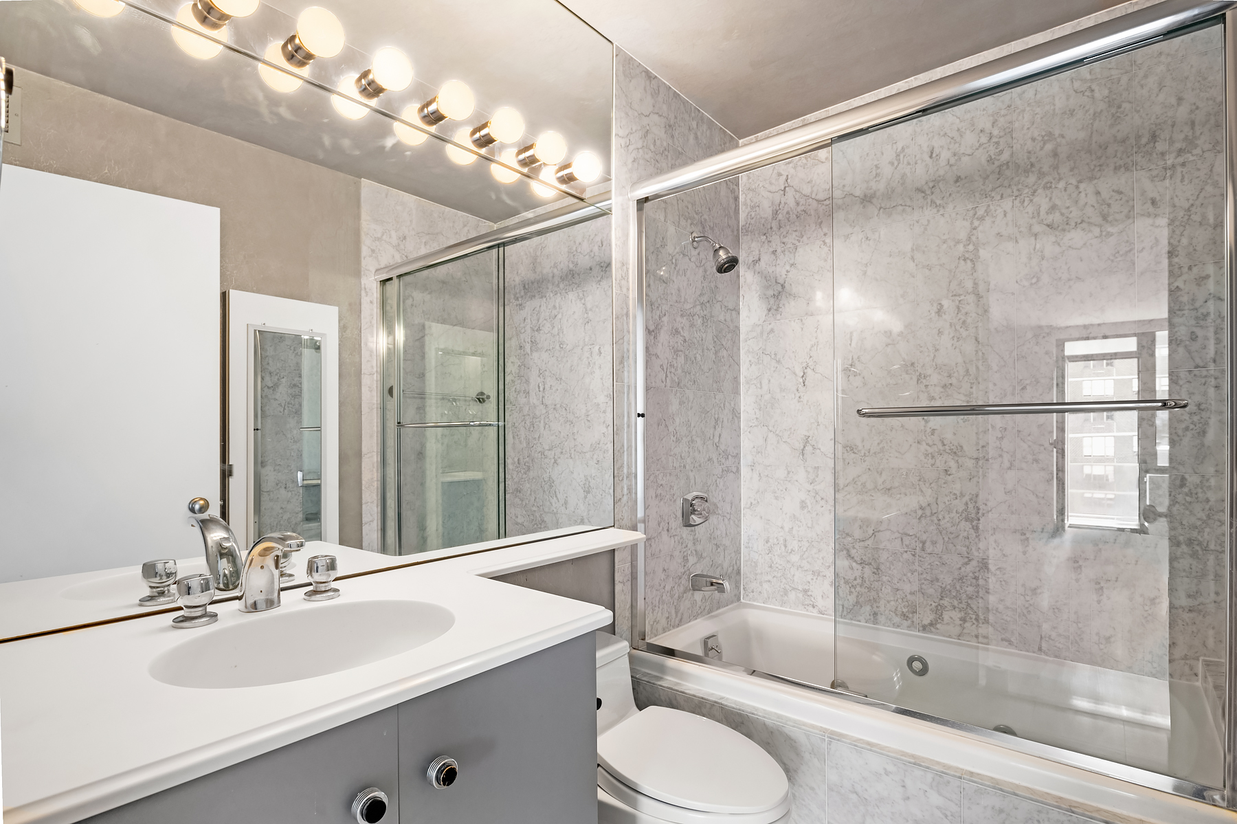 200 East 89th Street, Unit 27A Manhattan, NY 10128 - Photo 6 of 11 Gallery Image 6