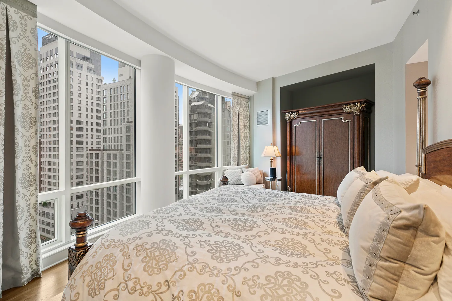 $2,995,000 | 250 East 49th Street, Unit 14CD | Midtown East