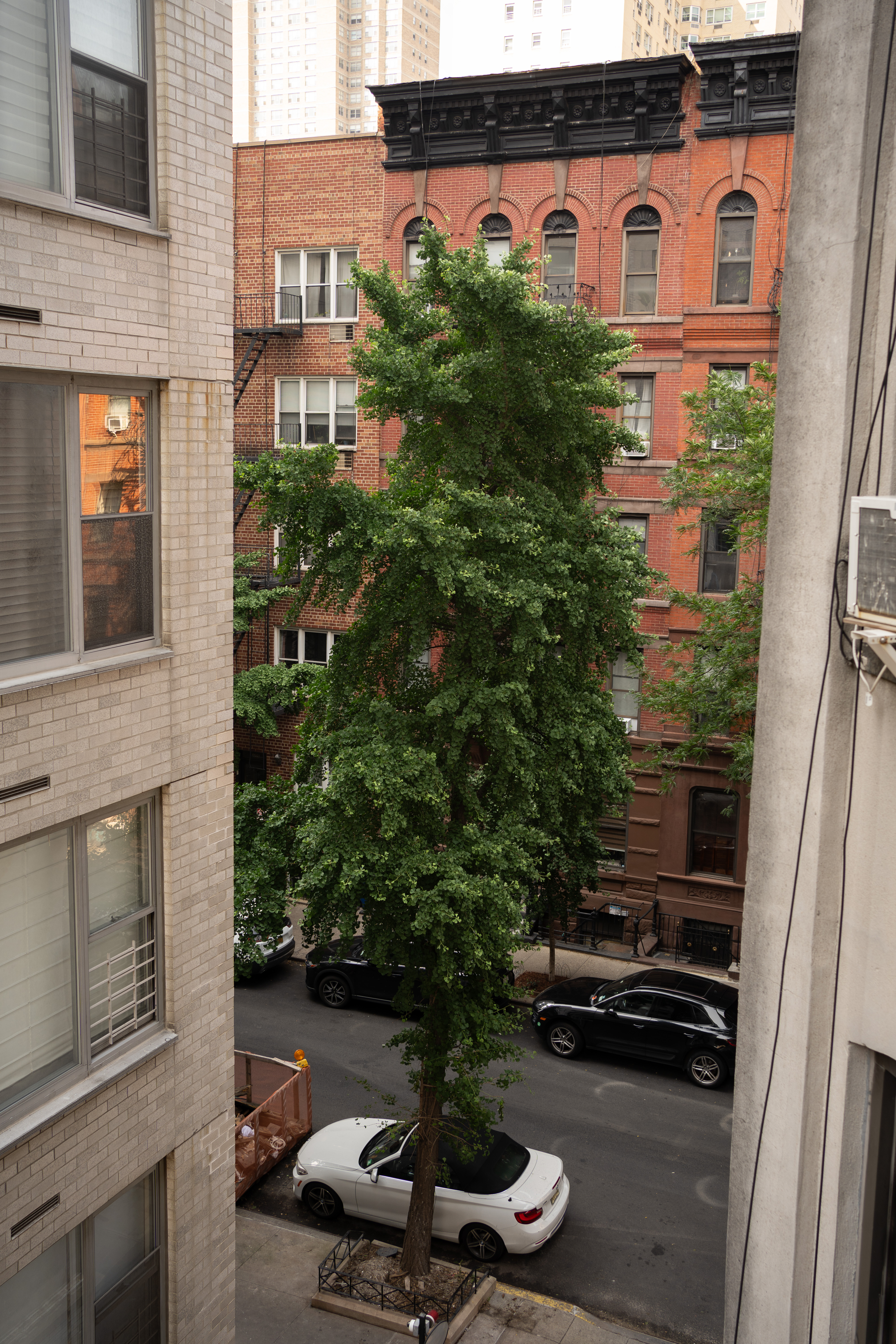 512 East 83rd Street, Unit D4 Manhattan, NY 10028 - Photo 12 of 21 a house view with a garden space