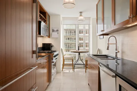 $1,995,000 | 250 East 53rd Street, Unit 2702 | Midtown East