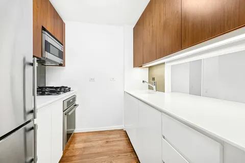 $1,199,000 | 515 East 72nd Street, Unit 11D | Lenox Hill