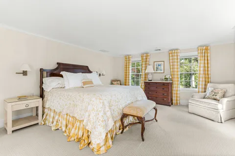 $4,150,000 | 33 Hundreds Circle, Wellesley Hills, MA 02481