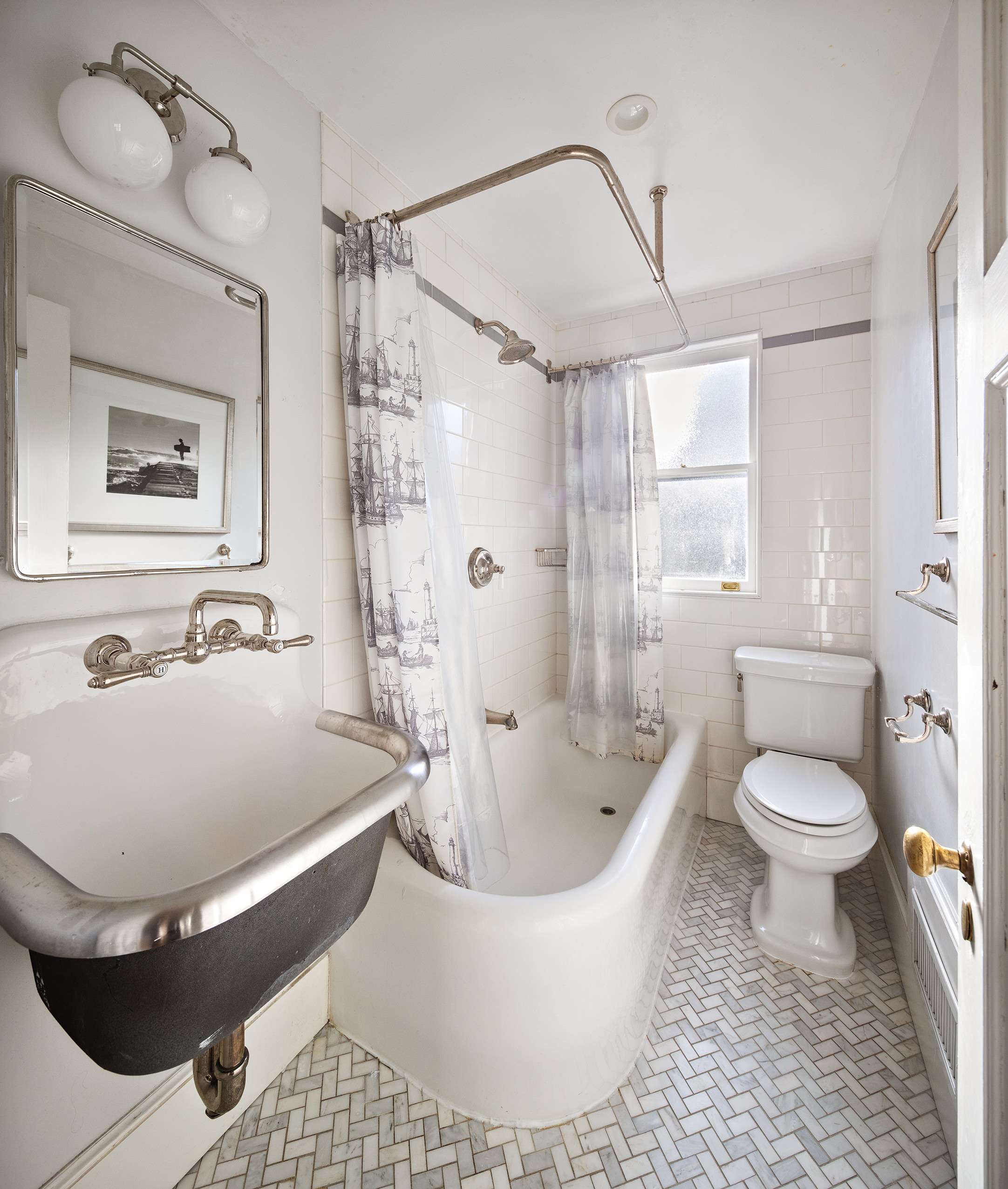 162 Argyle Road Brooklyn, NY 11218 - Photo 16 of 25 a bathroom with a sink a toilet and bathtub