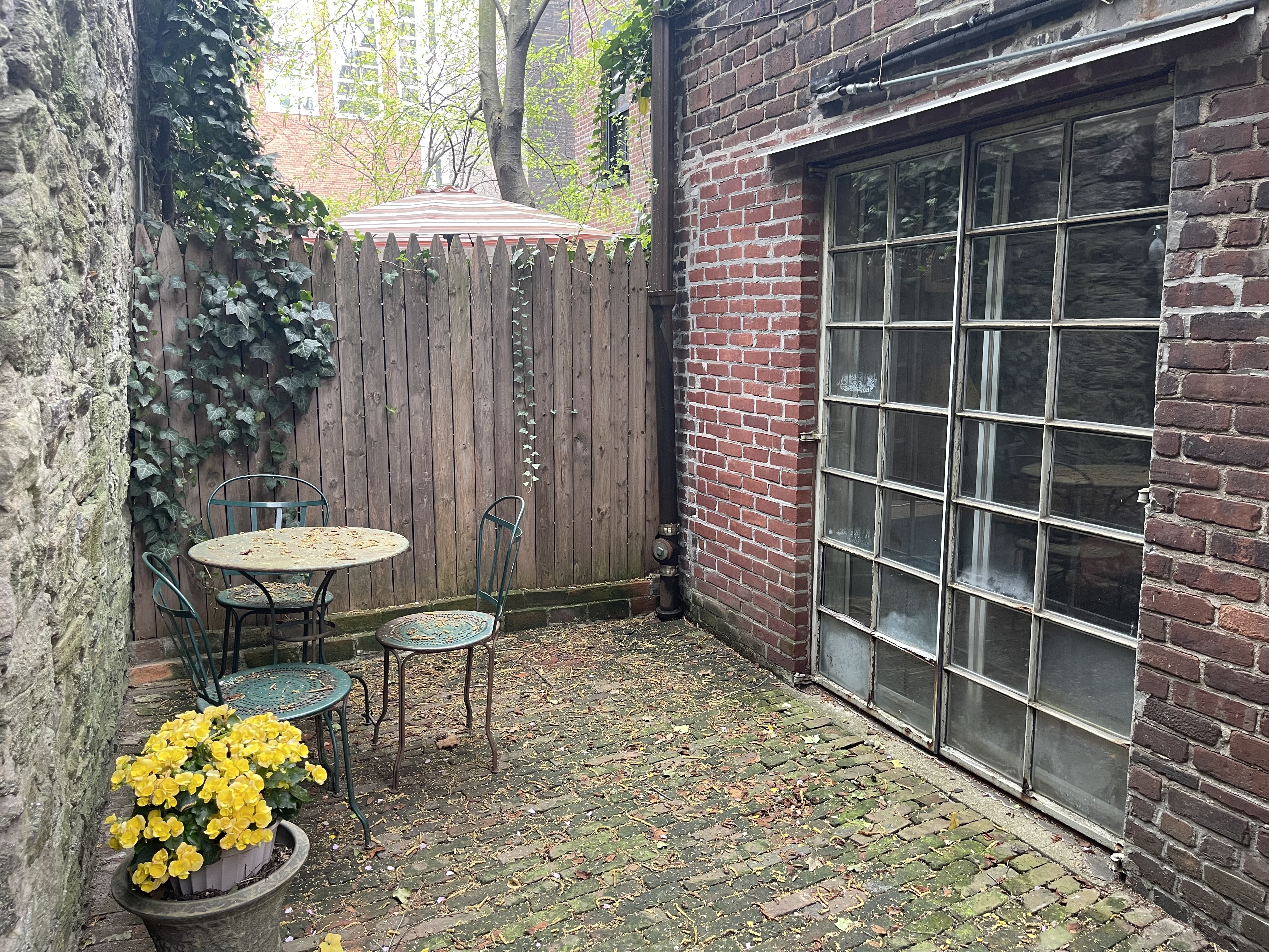 126 West 78th Street Manhattan, NY 10024 - Photo 28 of 39 a front view of a house with a yard