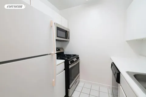 $3,250 | 145 East 48th Street, Unit 6H | Midtown East