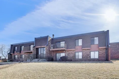 $222,000 | 717 Killarney Court, Unit 2D, Schaumburg, IL 60193