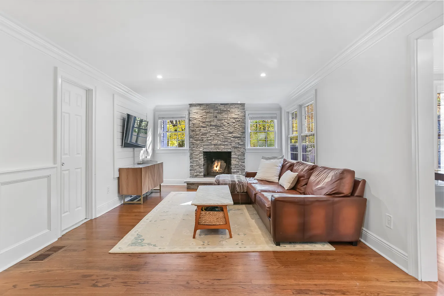 281 Wood House Road Fairfield, CT 06824 - Photo 7 of 28