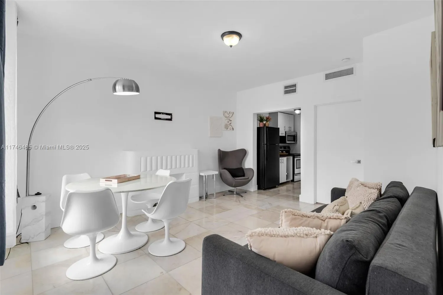 $2,100 | 801 8th Street, Unit 203, Miami Beach, FL 33139