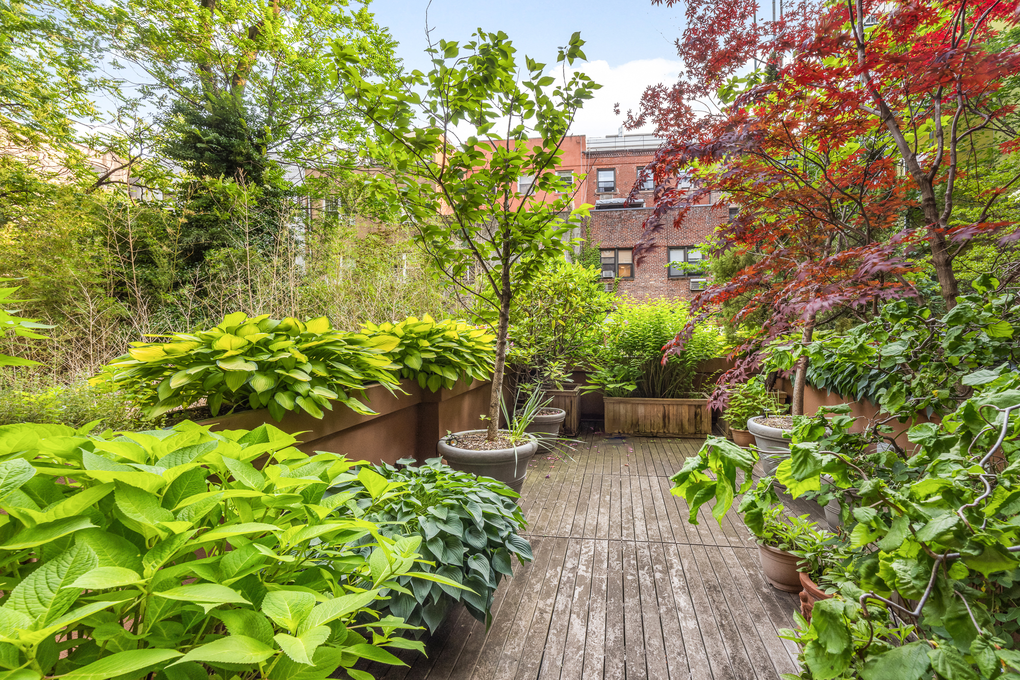 308 East 15th Street, Unit PARLOR Manhattan, NY 10003 - Photo 9 of 16 a backyard of a house with lots of green space