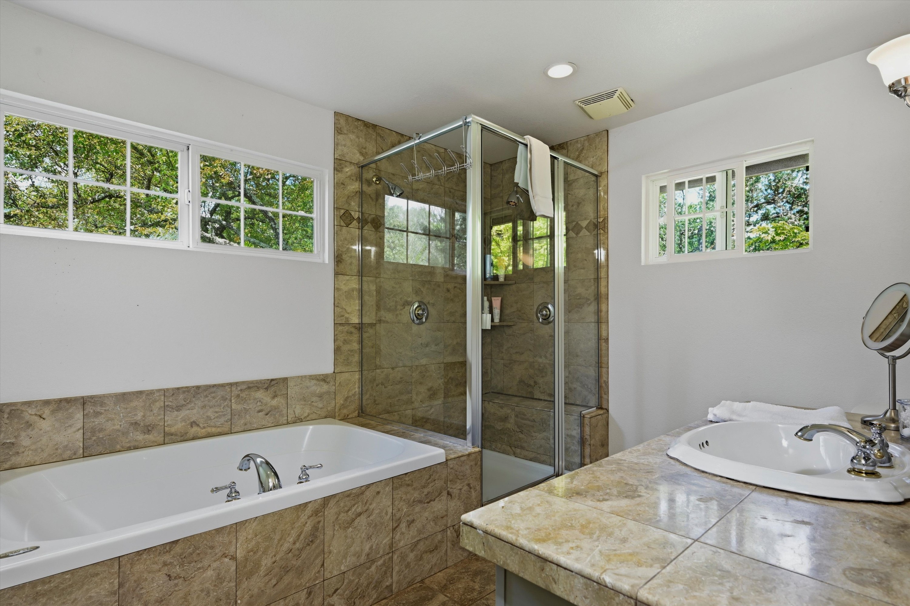 1541 Chablis Road Healdsburg, CA 95448 - Photo 14 of 19 a bathroom with a tub a sink and mirror