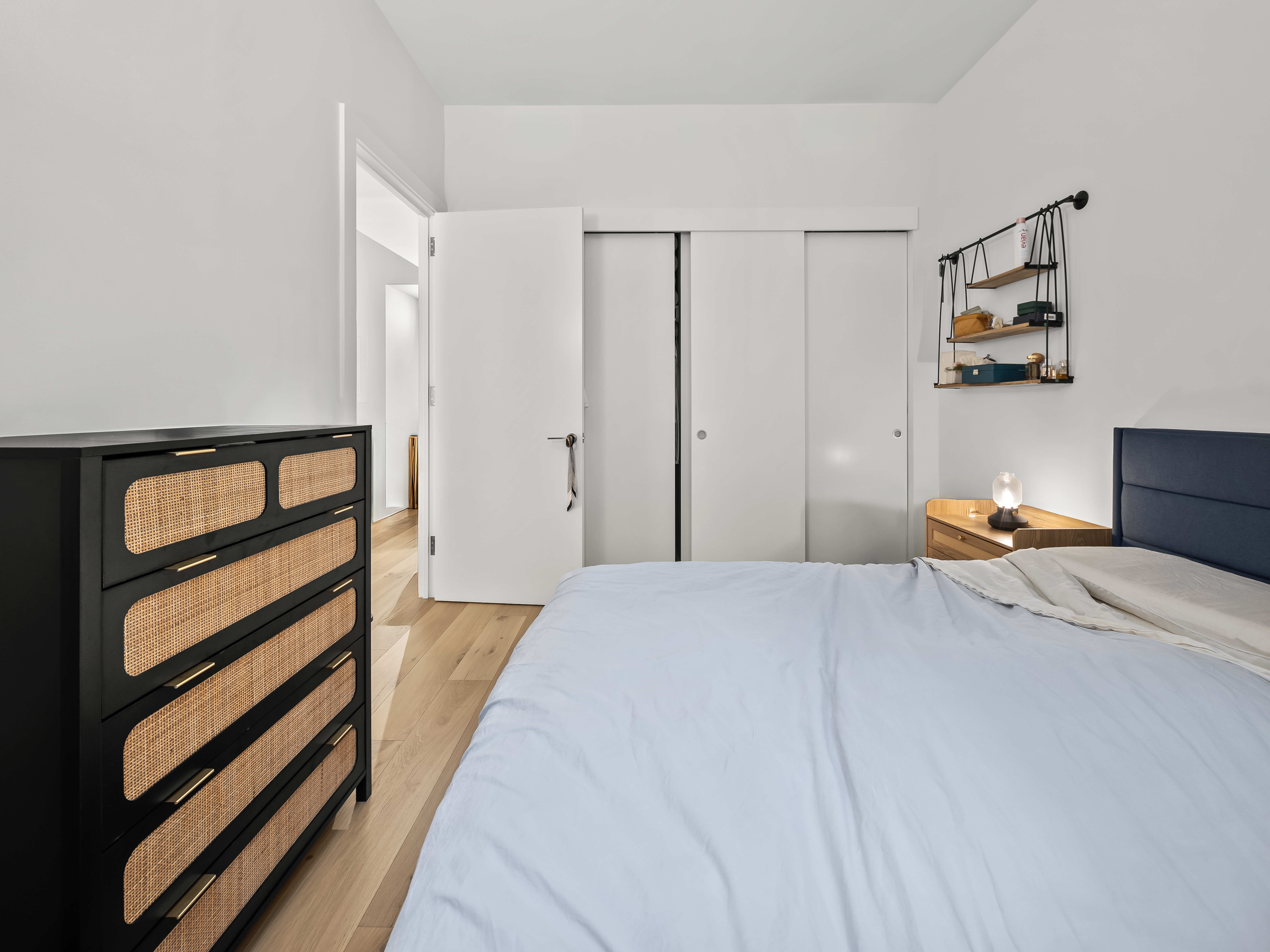 135 East 47th Street, Unit 4F Manhattan, NY 10017 - Photo 6 of 11 a bedroom with a bed and a window