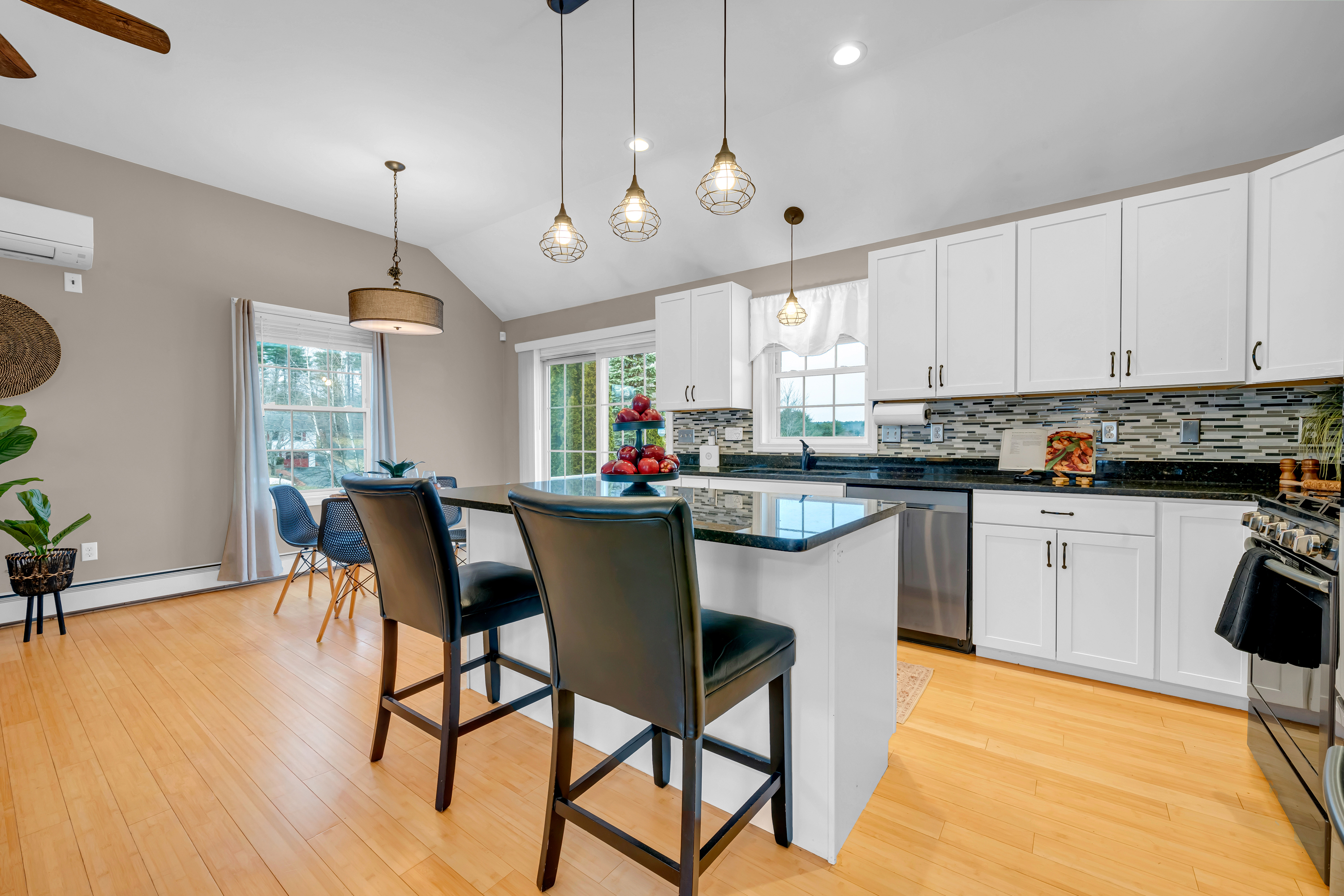 79 Pullman Street Manchester, NH 03103 - Photo 2 of 29