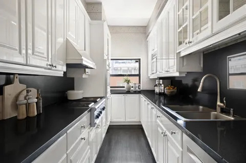 $2,675,000 | 136 East 64th Street, Unit 11E | Lenox Hill