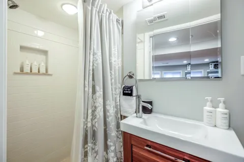 $1,300,000 | 935 15th Street Southeast, Washington, DC 20003