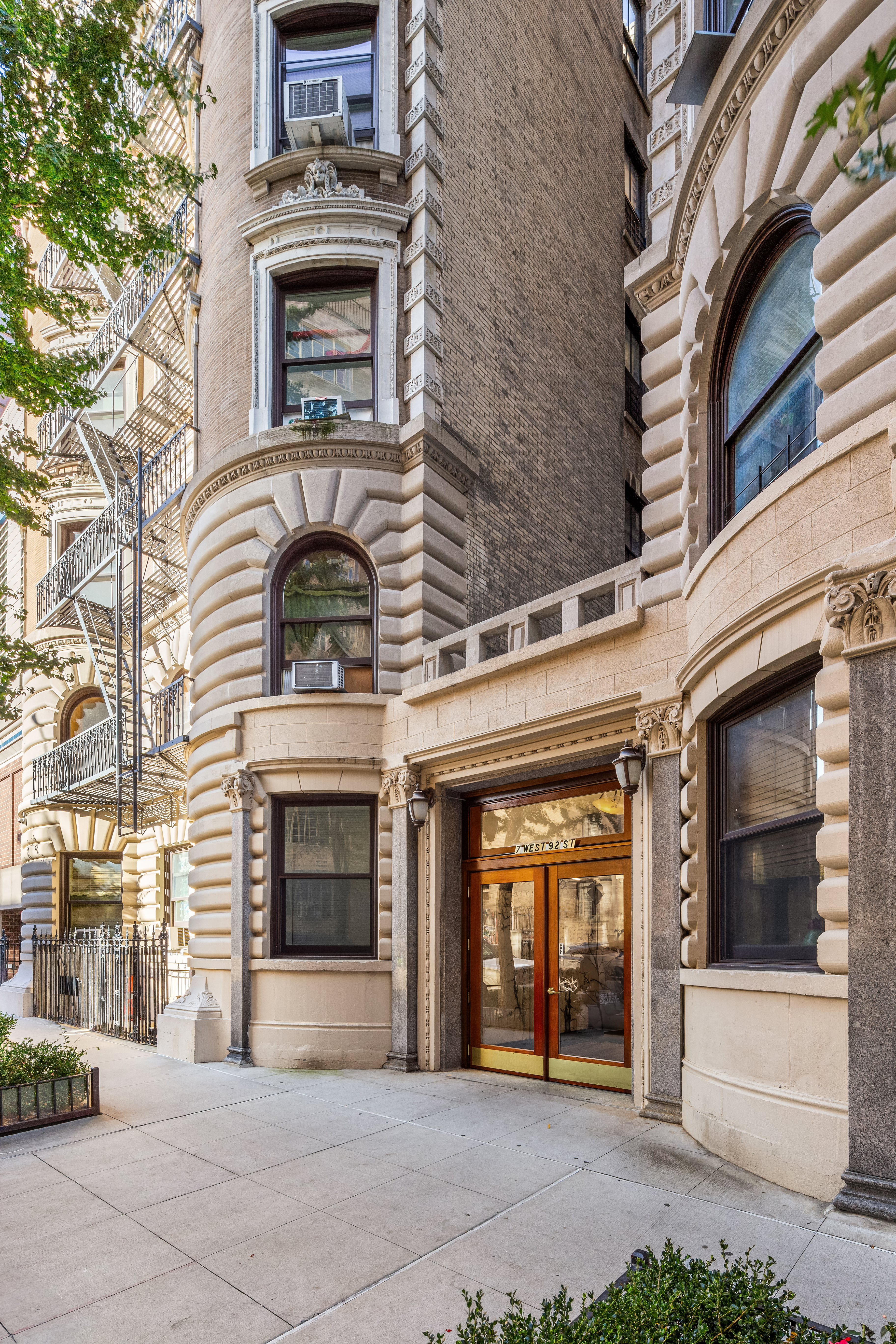 7 West 92nd Street, Unit 76 Manhattan, NY 10025 - Photo 10 of 11 a view of a entryway of the house