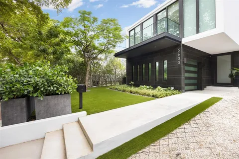 $6,350,000 | 5630 Pine Tree Drive, Miami Beach, FL 33140