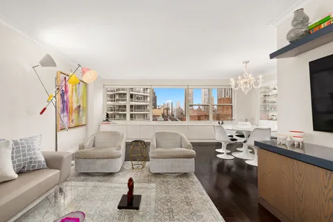 $965,000 | 166 East 61st Street, Unit 15G | Lenox Hill