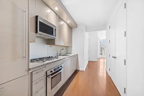 $725,000 | 1600 Broadway, Unit 19F | Midtown Central
