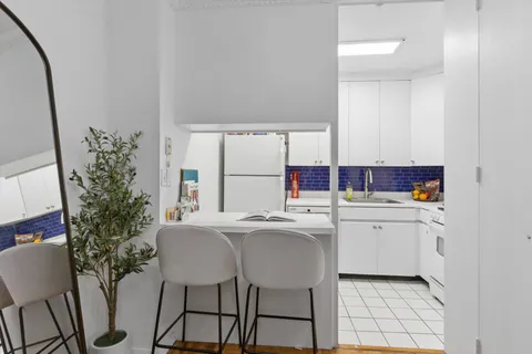 $685,000 | 300 East 40th Street, Unit 9V | Murray Hill