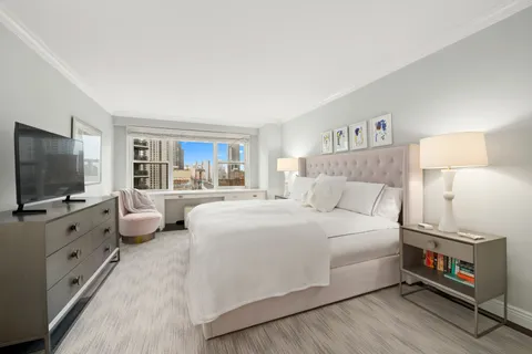 $965,000 | 166 East 61st Street, Unit 15G | Lenox Hill