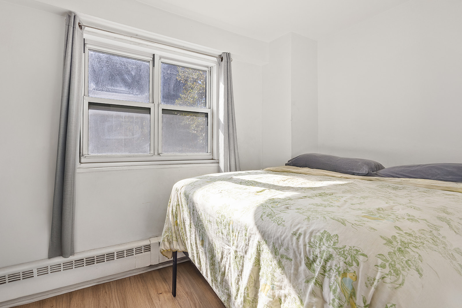 175 Willoughby Street, Unit 4F Brooklyn, NY 11201 - Photo 4 of 13 a bedroom with a bed and a window