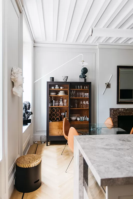 390 West End Avenue, Unit 7DS Manhattan, NY 10024 - Photo 3 of 31 a living room with furniture and a flat screen tv