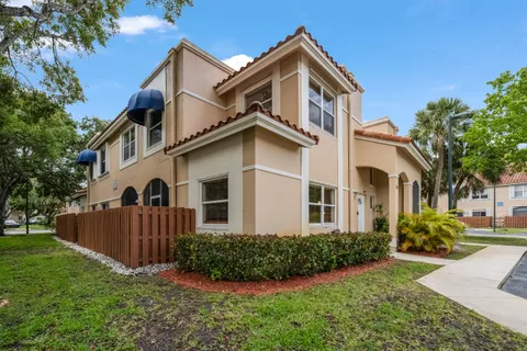 $445,000 | 595 Racquet Club Road, Unit 74, Weston, FL 33326