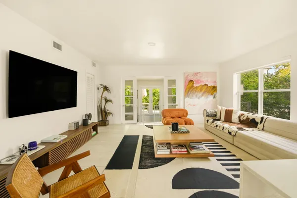 $9,500 | 725 West 51st Street, Miami Beach, FL 33140