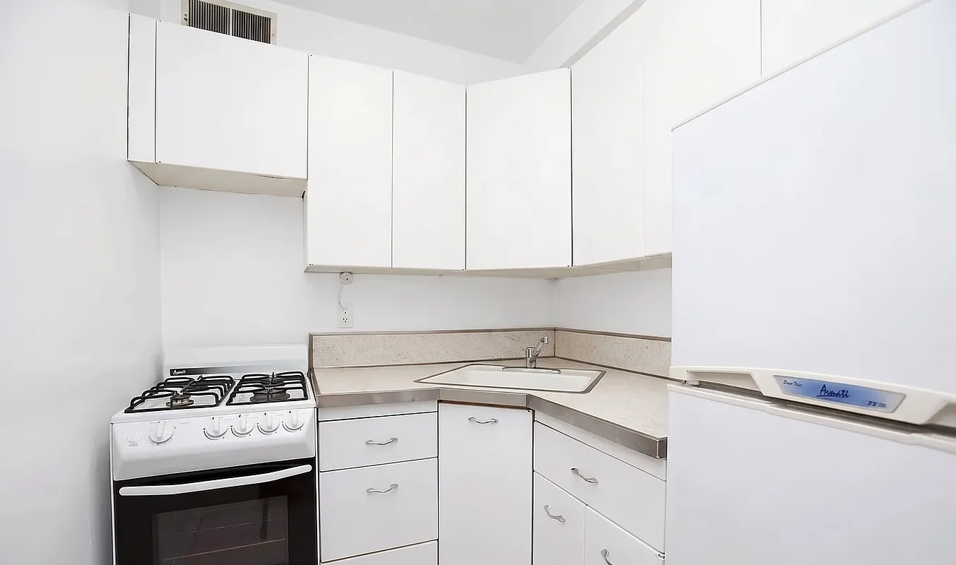 321 East 48th Street, Unit 8E Manhattan, NY 10017 - Photo 7 of 10