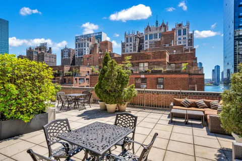 $598,000 | 305 East 40th Street, Unit 17C | Murray Hill