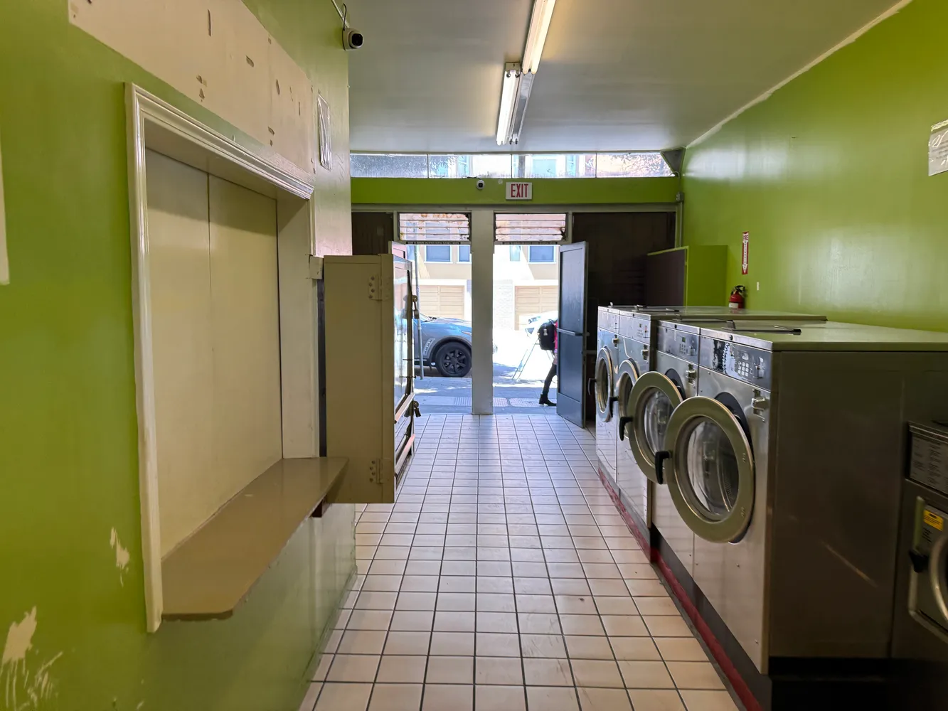a close up view of a washer and dryer