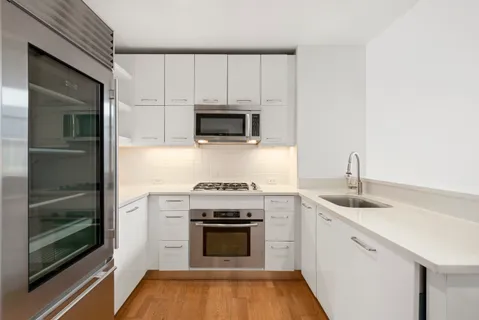 $1,150,000 | 635 West 42nd Street, Unit 2H | Hell's Kitchen