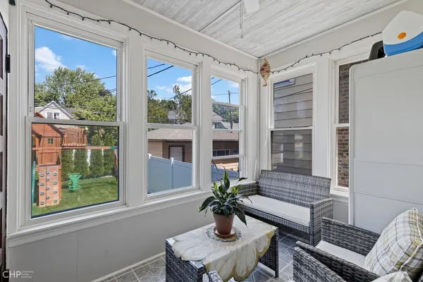 $1,200,000 | 2020 West Waveland Avenue, Chicago, IL 60618