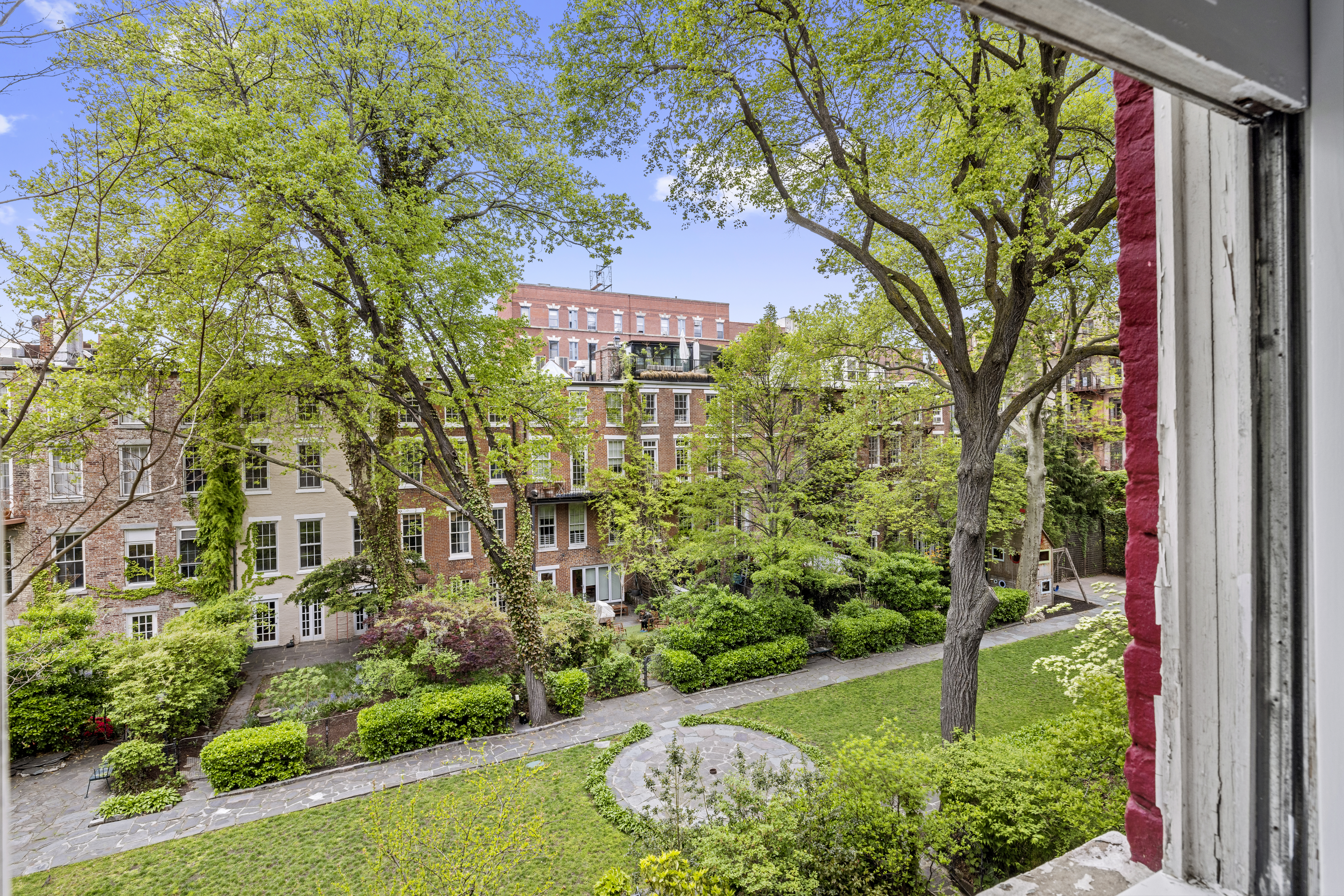 178 Sullivan Street, Unit 2A Manhattan, NY 10012 - Photo 17 of 19 a view of a garden with a tree
