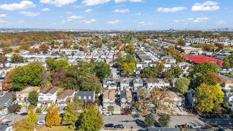 a picture of a very nice looking building