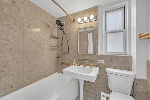 $425,000 | 333 East 43rd Street, Unit 909 | Midtown East