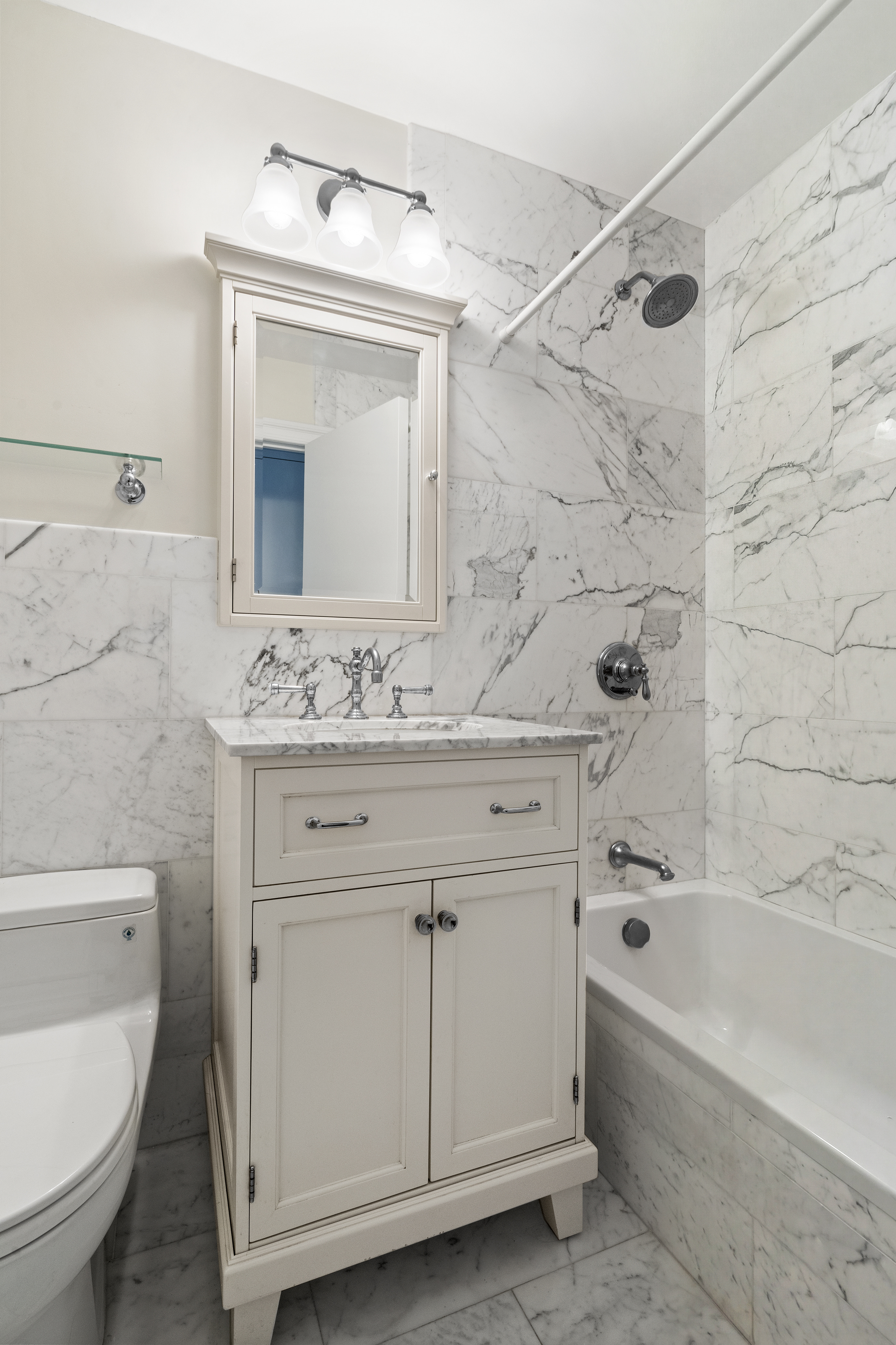 555 Main Street, Unit 411 Manhattan, NY 10044 - Photo 5 of 6 a bathroom with a sink a toilet and bathtub