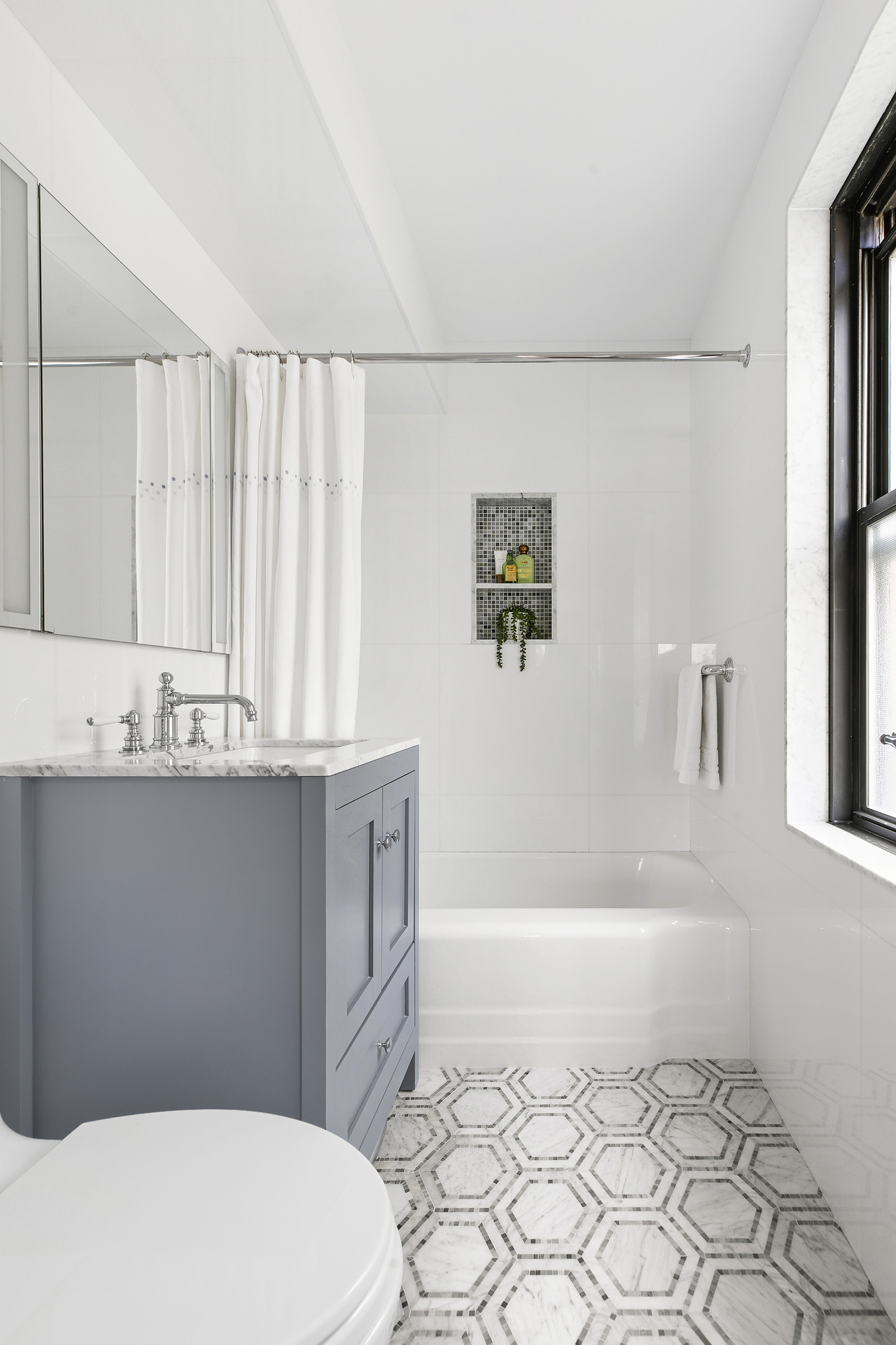 1199 Park Avenue, Unit 10K Manhattan, NY 10128 - Photo 7 of 12 a bathroom with a sink a toilet and bathtub