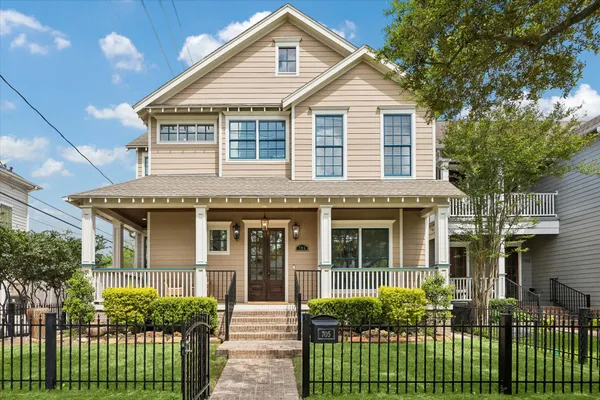 $825,000 | 705 West 9th Street, Houston, TX 77007
