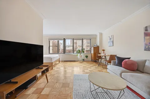$600,000 | 120 East 90th Street, Unit 7A | Upper East Side