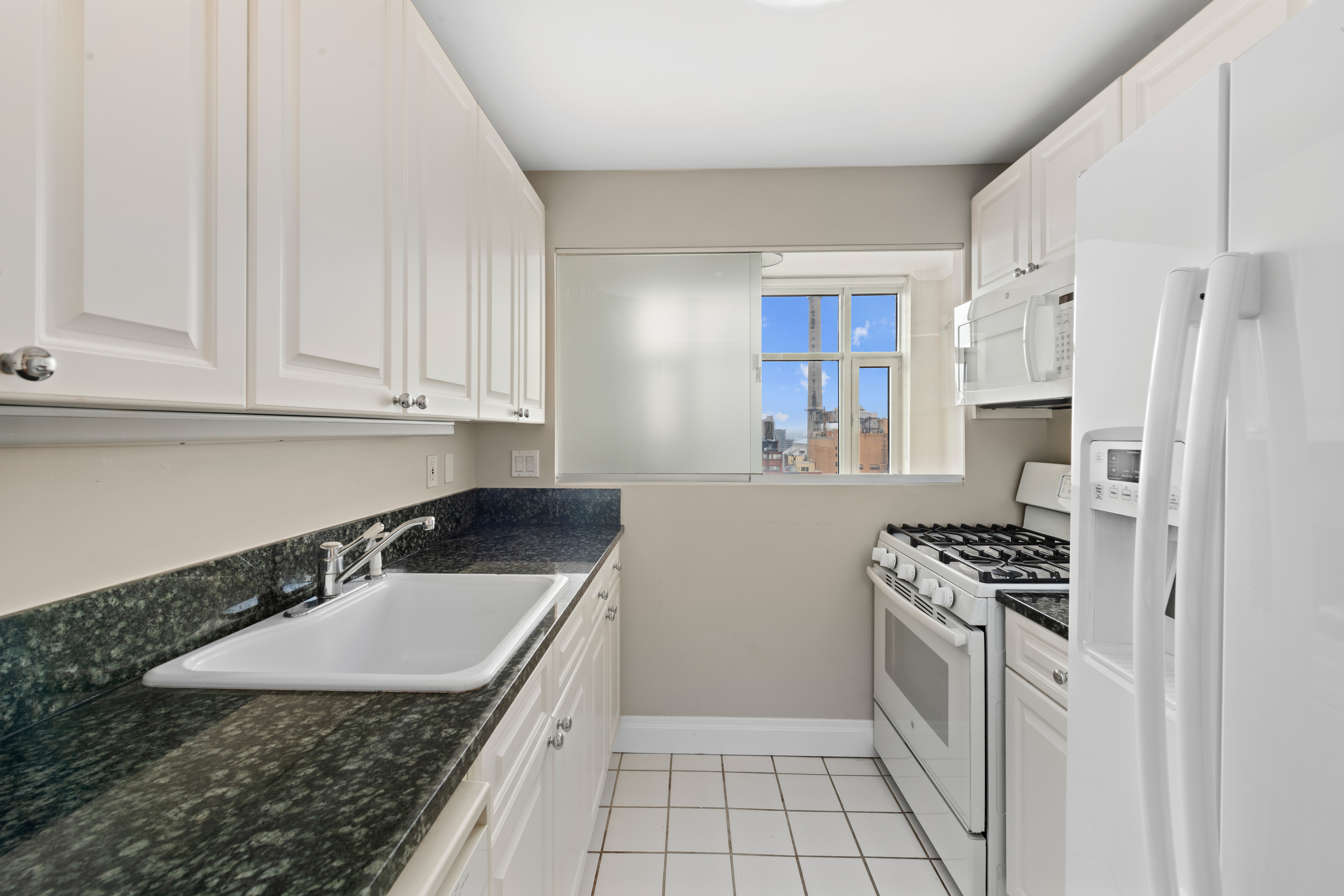404 East 76th Street, Unit 14D Manhattan, NY 10021 - Photo 5 of 14