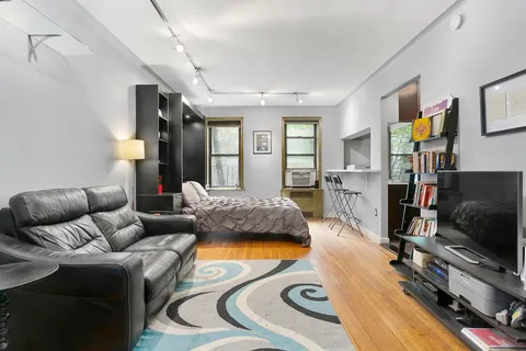 $460,000 | 166 West 22nd Street, Unit 1F | Chelsea